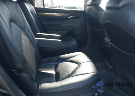 2021 Toyota Highlander Platinum z USA, uszkodzony, nr VIN 5TDFZRBHXMS070857